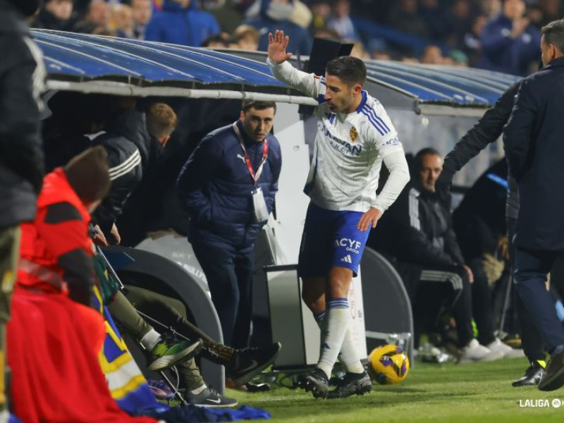 Toni Moya llegando al banquillo, ante el Real Oviedo.