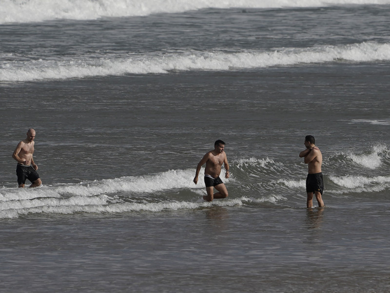 Dos bañistas en una playa de Asturias