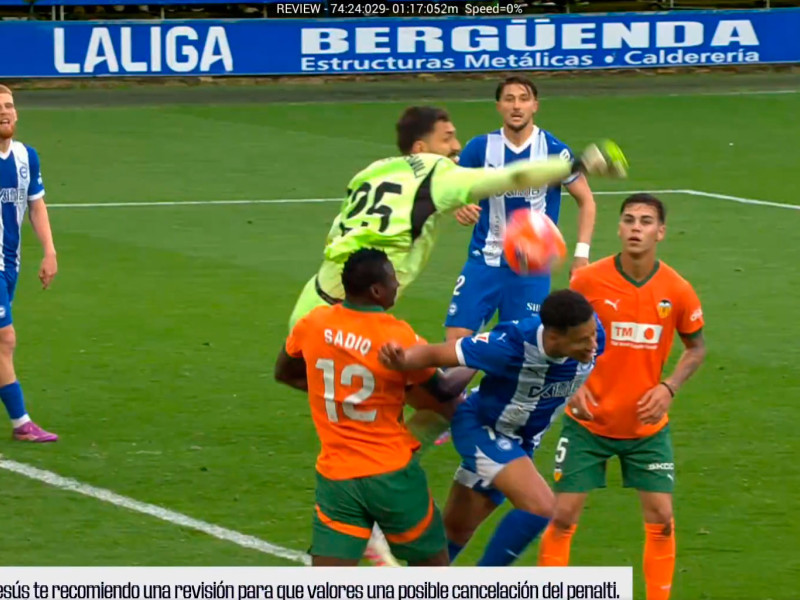 Hernández Maeso llama al VAR a Gil Manzano para que vea la jugada.