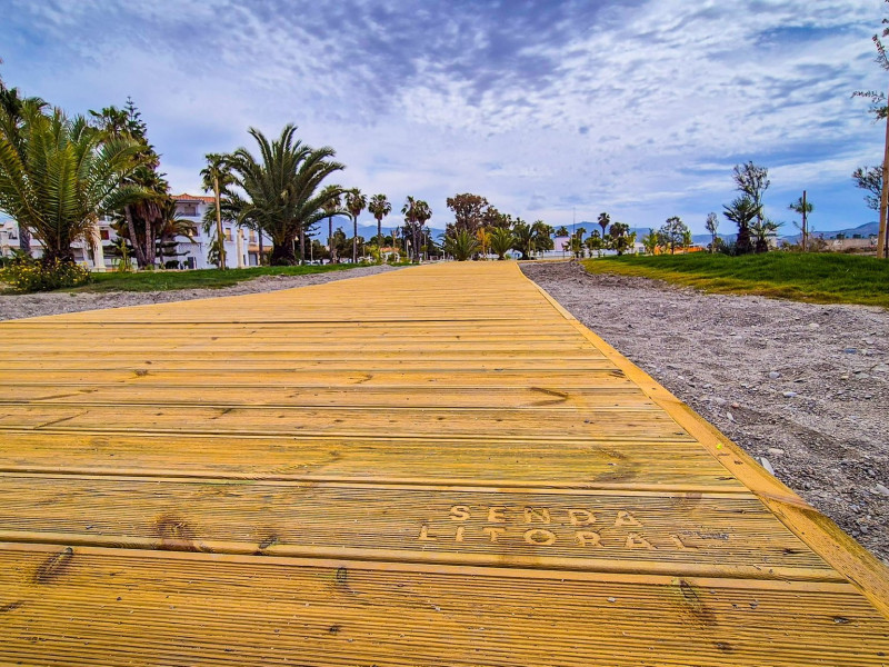 Las playas de Motril inician la instalación de las pasarelas de la Senda Litoral
