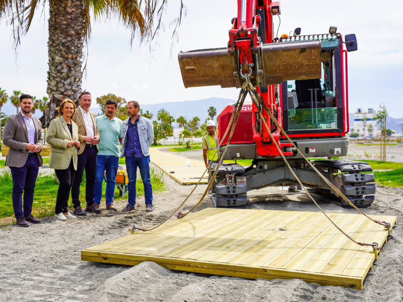 Las playas de Motril inician la instalación de las pasarelas de la Senda Litoral