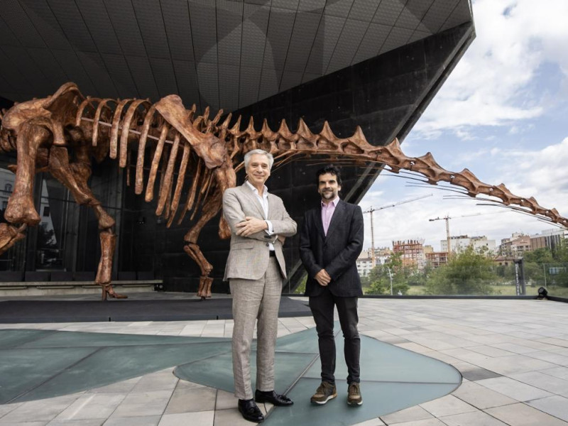 El director de CaixaForum Zaragoza, Ricardo Alfós, y el responsable de exposiciones de Ciencia, Javier Hidalgo.
