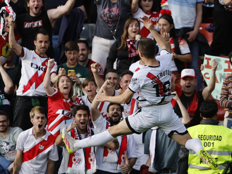 Jorge De Frutos celebra el gol en el Rayo - Betis