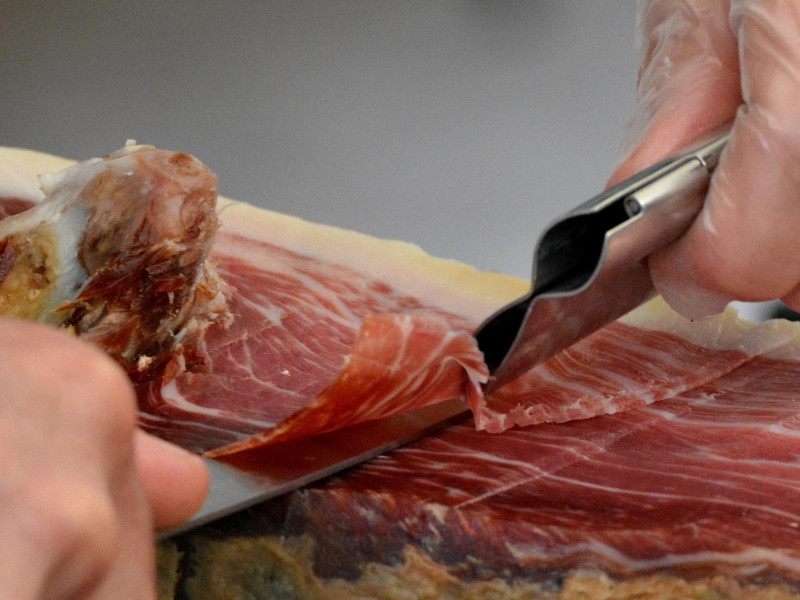 necesitas un jamonero estable que fije la pieza, un cuchillo jamonero largo y flexible para las lonchas, un cuchillo de punta fina para perfilar y un cuchillo más robusto para cortar cerca del hueso.