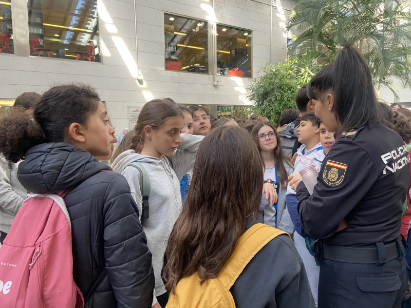 Una policía, con el alumnado premiado