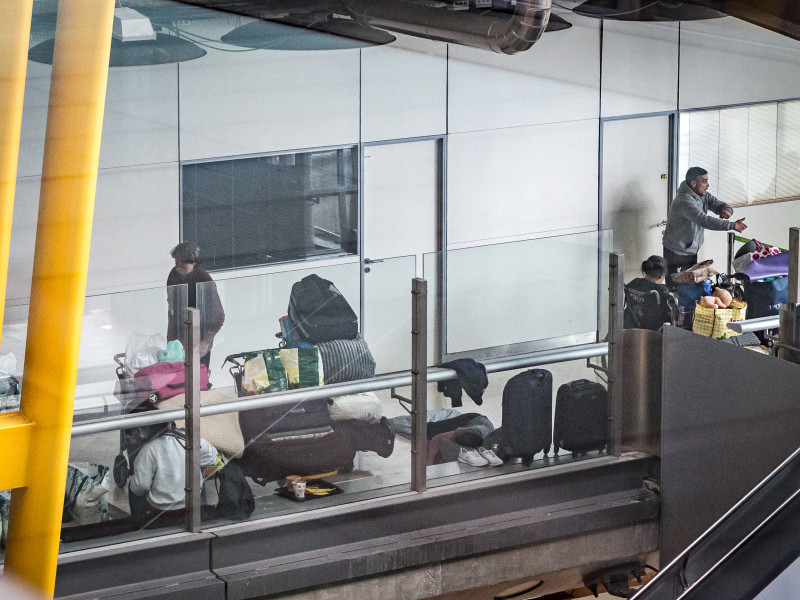 Varias personas se preparan para pernoctar en la T4 del Aeropuerto Adolfo Suárez-Madrid Barajas