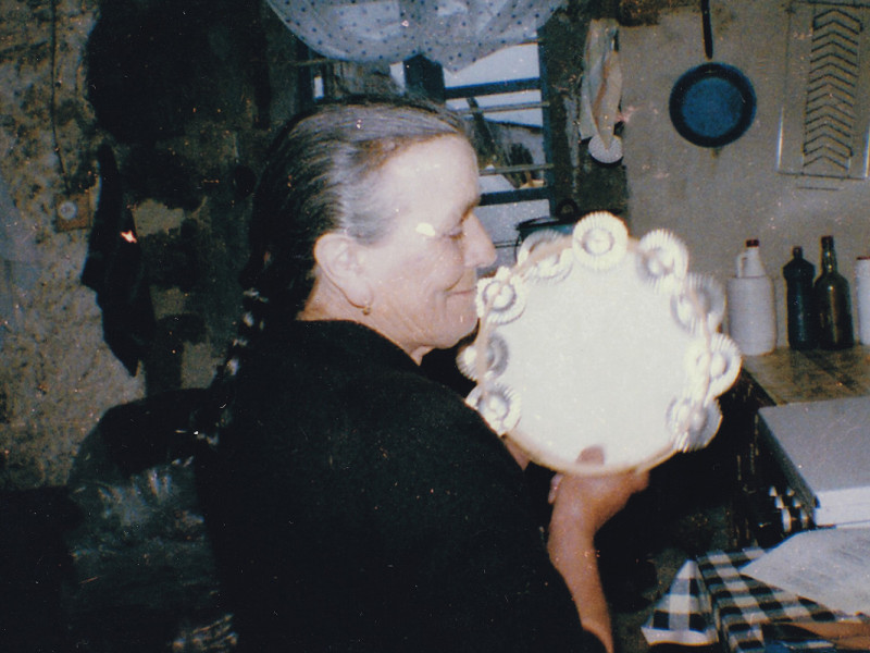 Adolfina Casás Rama fotografada pola musicóloga suíza Dorothé Schubarth na Vila da Igrexa (Cerceda)