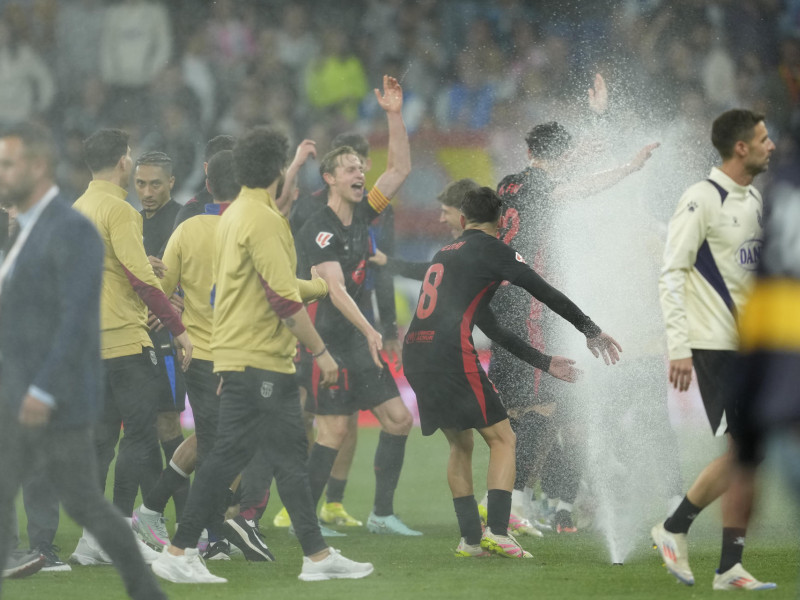 Los aspersores, al final del partido entre el Espanyol y el Barcelona