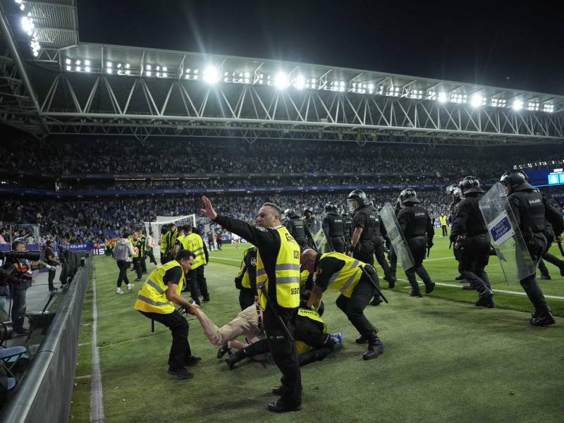 Las fuerzas de seguridad impiden que aficionados del Espanyol salten al terreno de juego