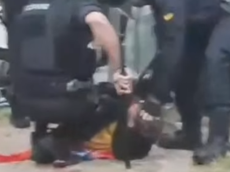 Los Mossos d'Esquadra atendiendo a un herido en el atropello