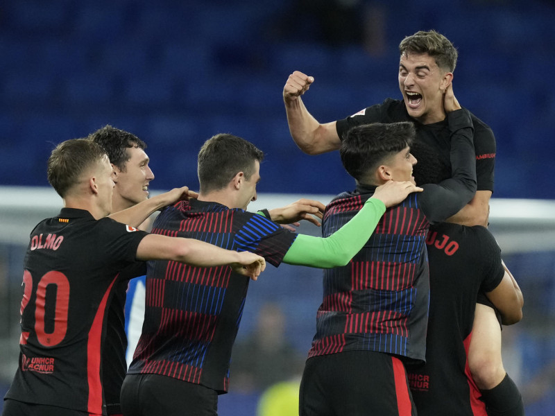 Los jugadores del Barcelona celebran la Liga tras ganar al Espanyol