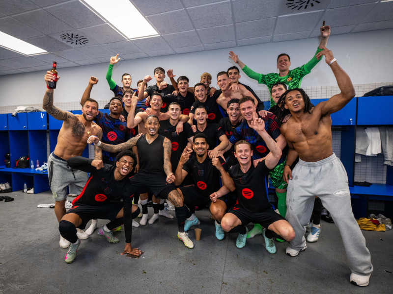 El Barcelona celebra la Liga en el vestuario del Espanyol