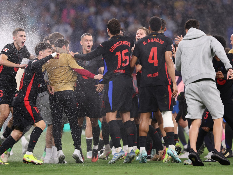 Los jugadores del FC Barcelona celebran la victoria durante la liga española, La Liga EA Sports, partido de fútbol disputado entre el RCD Espanyol y el FC Barcelona en el RCDE Stadium