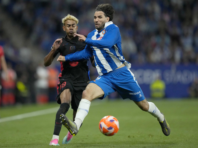 El defensa del Espanyol Leandro Cabrera (d) entra en falta sobre Lamine Yamal, del FC Barcelona, durante el encuentro correspondiente a la jornada 36 de LaLiga EA Sports que RCD Espanyol y FC Barcelona disputan este jueves en el RCDE Stadium