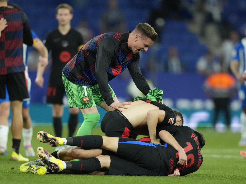 Los jugadores del FC Barcelona celebran la victoria al finalizar el encuentro correspondiente a la jornada 36 de LaLiga EA Sports que RCD Espanyol y FC Barcelona disputaron este jueves en el RCDE Stadium