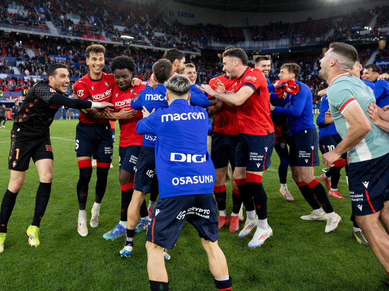 Los jugadores de Osasuna celebran el triunfo contra el Atlético de Madrid