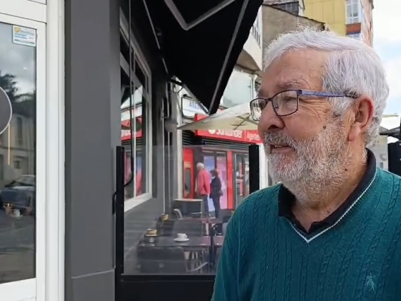 Manuel Álvarez: Frente a la puerta del "22" en Rábade