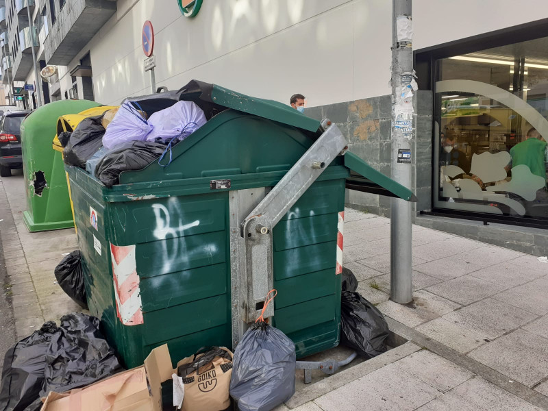 Los contenedores llenos a rebosar son una imagen bastante frecuente en Santiago