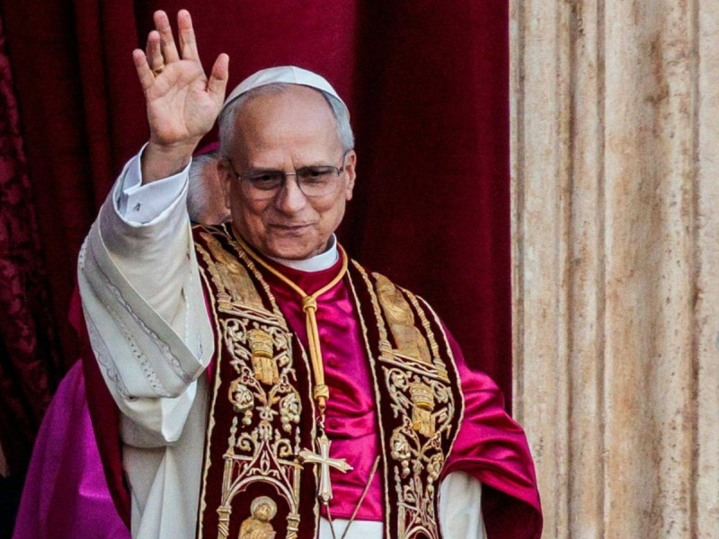 León XIV con la cruz pectoral dorada, el día que fue elegido Papa