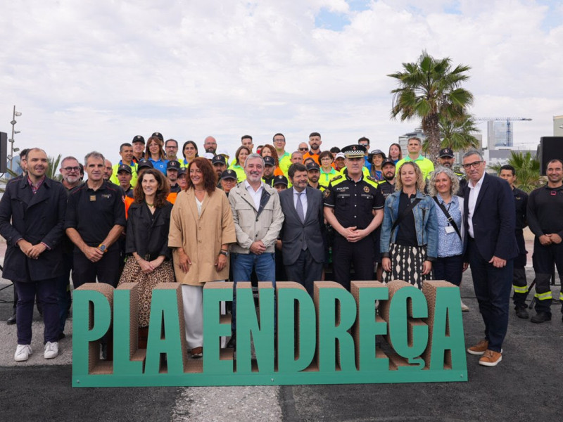 24/05/2024 El alcalde de Barcelona, Jaume Collboni, y los tenientes de alcalde Laia Bonet y Albert Batlle junto a trabajadores municipales..El Ayuntamiento de Barcelona reforzará sus servicios este verano con cerca de 600 trabajadores municipales, con un dispositivo que cuenta con un aumento de la plantilla de la Guardia Urbana, con 200 agentes más respecto al verano de 2023.POLITICA CATALUÑA ESPAÑA EUROPA BARCELONAAYUNTAMIENTO DE BARCELONA
