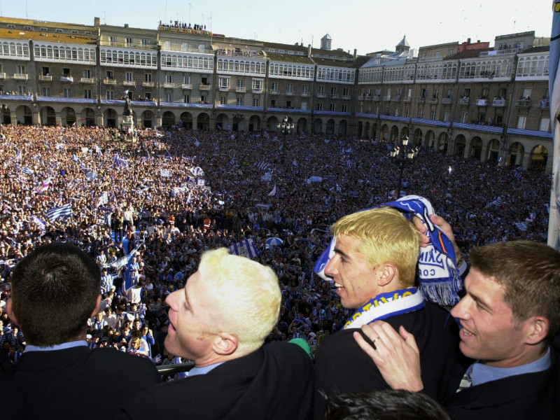 LC 01. LA CORUÑA, 20/05/00.- LOS JUGADORES DEL DEPORTIVO GABRIEL SCHURRER (I), ROY MAKAAY (C) Y ENRIQUE ROMERO (D), ENTRE OTROS, SON ACLAMADOS EN EL BALCON DEL AYUNTAMIENTO EN LA PLAZA DE MARIA PITA DONDE MILES DE PERSONAS LES ESPERABAN PAR FESTEJAR LA CONSECUCION DEL PRIMER TITULO DE LIGA EN LA HISTORIA DEL CLUB AL GANAR AYER 2-0 AL ESPANYOL EN LA ULTIMA JORNADA. EFE/LAVANDEIRA JR.- ****IMAGEN DIGITAL****
