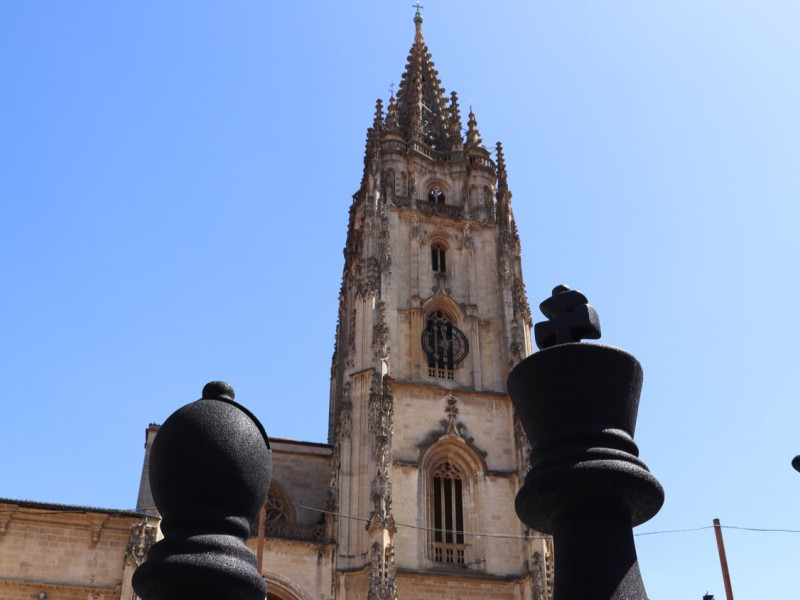 Piezas de ajedrez delante de la Catedral de Oviedo