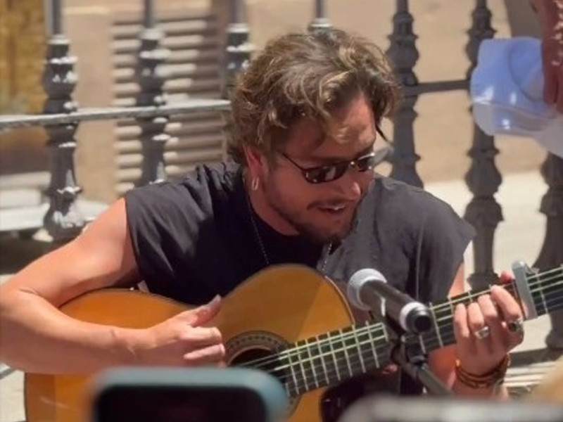 Manuel Carrasco en la Plaza del Salvador en Sevilla este viernes antes de su gran concierto