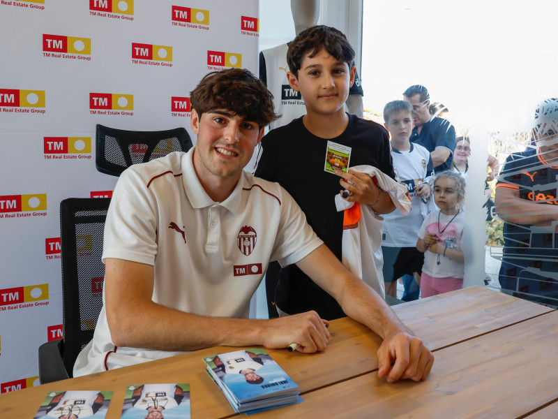 Javi Guerra posa con aficionado del Valencia en El Puig