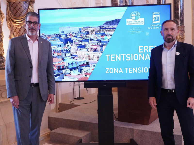 Eneko Goia, alcalde de San Sebastián y Denis Itxaso, consejero de Vivienda