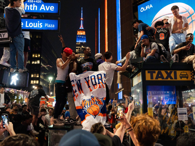 Aficionados de los Knicks celebran el pase a la final del Este en los aledaños del Madison