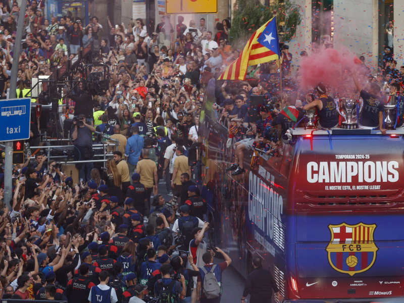 Los jugadores del FC Barcelona durante la celebración este viernes de la consecución del triplete nacional (Supercopa de España, Copa del Rey y LaLiga)