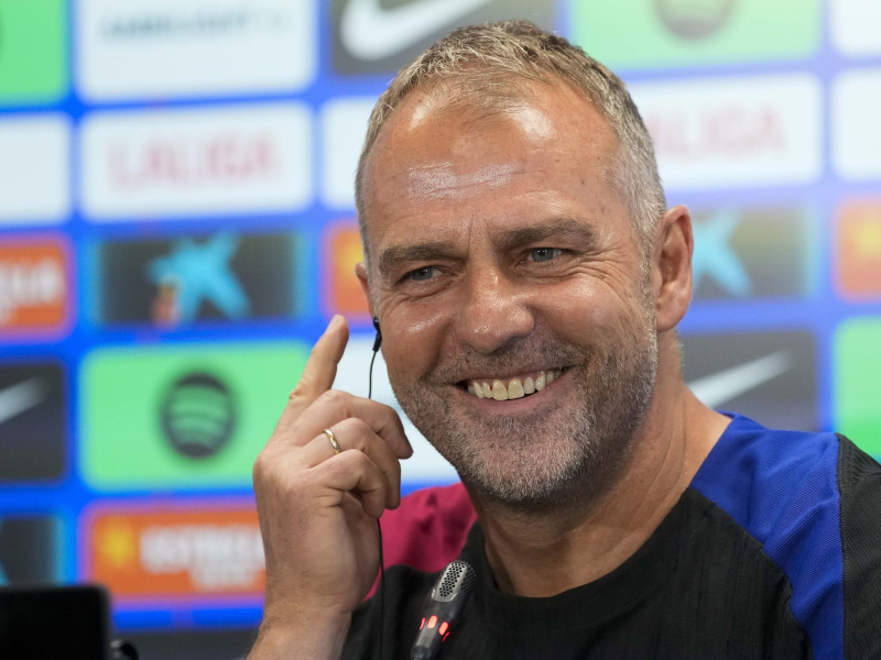 Hansi Flick, muy sonriente en la rueda de prensa previa al partido ante el Villarreal.