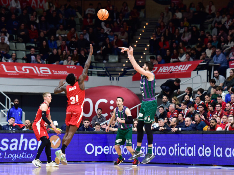 Tillie intenta un tiro en el partido de la primera vuelta