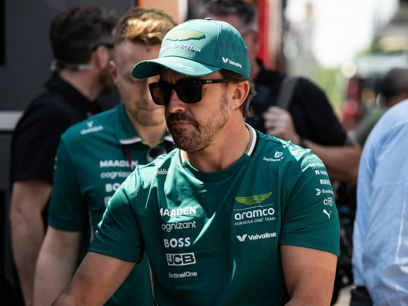Fernando Alonso llegando al Autódromo Enzo e Dino Ferrari
