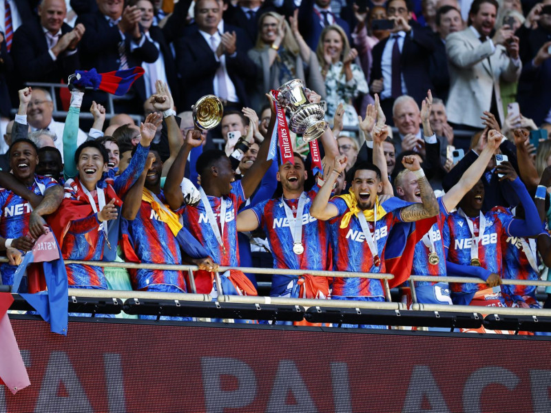 Los futbolistas del Crystal Palace levantan el trofeo en el palco de Wembley