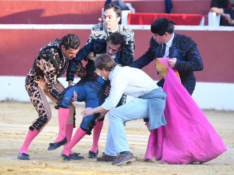 Álvaro Burdiel tras caer herido en el quinto toro del festejo