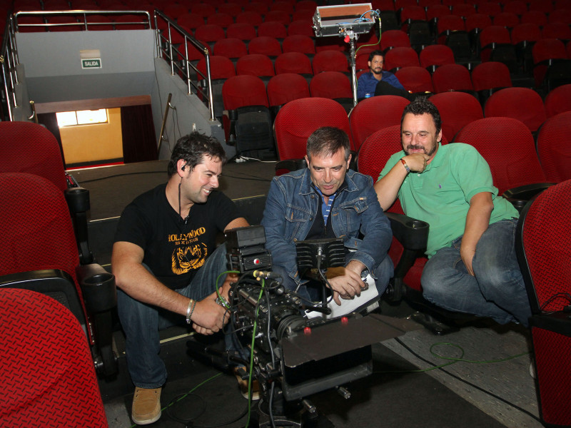 Jornada de puertas abiertas al rodaje de la película 'Bollywood made in Spain' del director de cine Ramón Margareto (C)