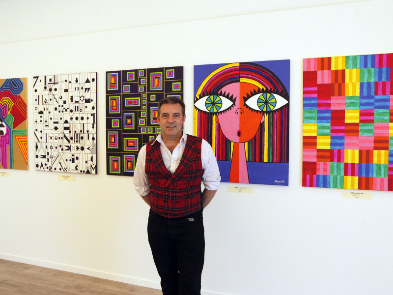 El pintor Ramón Margareto junto algunas de sus obras en la inauguración de la exposición 'Geopop Art'