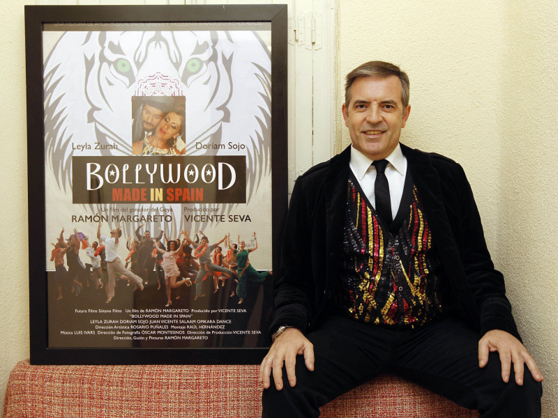 El director de cine, Ramón Margareto, junto al cartel de su última película, 'Bollywood made in spain'.