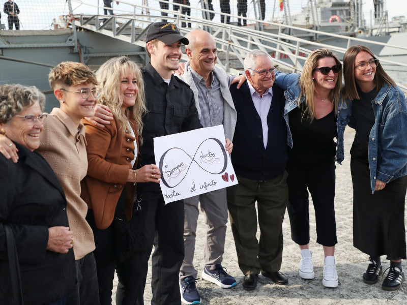 Algunos familiares con uno de los integrantes de la dotación tras desembarcar
