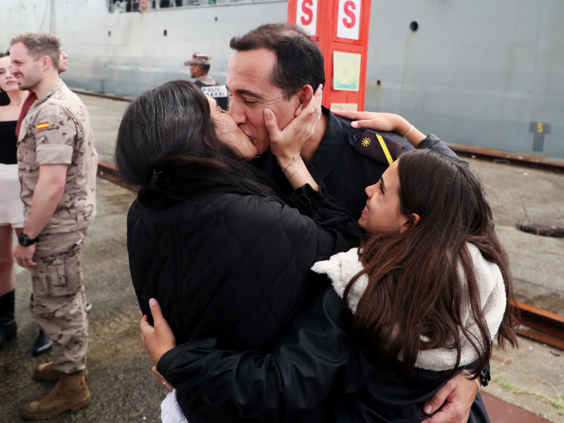 El Patiño atracó en el muelle de Navantia y la dotación recibida por sus familiares