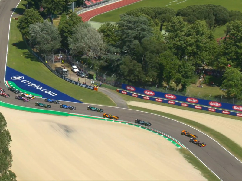 Verstappen consiguió colocarse líder en la salida.