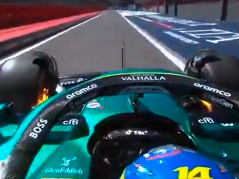 Fuego en el monoplaza de Fernando Alonso