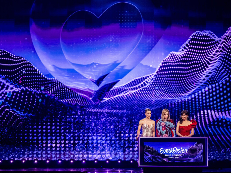 BASEL (Switzerland), 18/05/2025.- (L-R) Hosts Michelle Hunziker, Hazel Brugger and Sandra Studer during the final at the 69th Eurovision Song Contest in Basel, Switzerland, 17 May 2025. (Suiza, Basilea) EFE/EPA/GEORGIOS KEFALAS