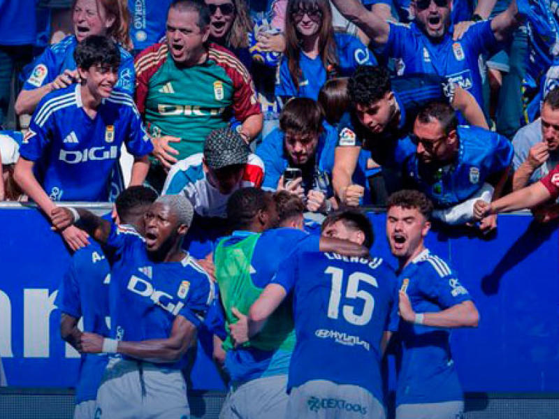 Los jugadores del Oviedo celebran la victoria ante el Zaragoza