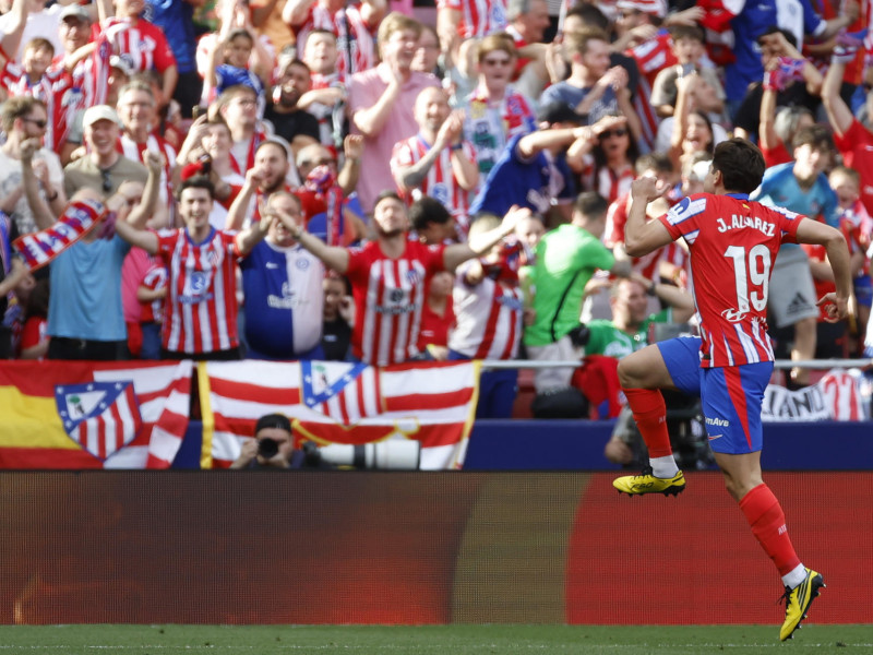 Julián Álvarez celebra el gol en el Atlético - Betis