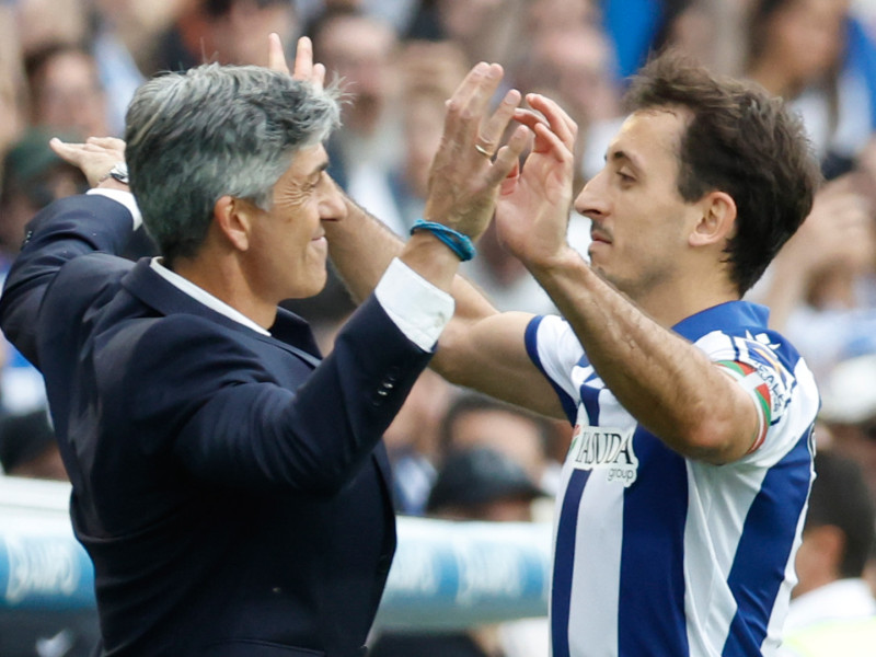 Mikel Oyarzabal celebra el 2-1 de la Real Sociedad al Girona con Imanol Alguacil