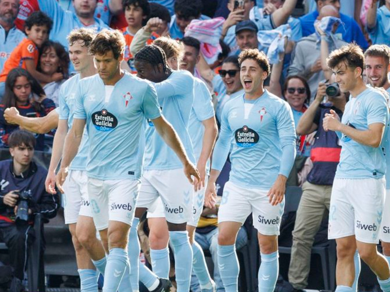 Los jugadores del Celta festejan el gol que abrió el marcador frente al Rayo, de Marcos Alonso desde el punto de penalti