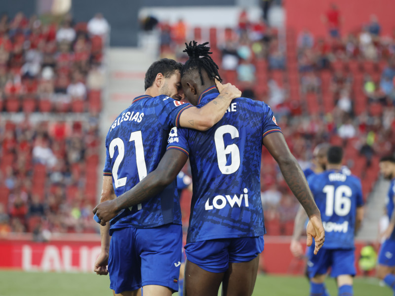 Uche y Juan Iglesias celebran el gol de Uche en el Mallorca-Getafe
