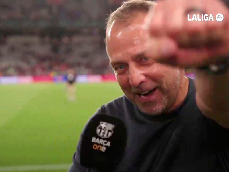 Hansi Flick entona el 'Visca Barça, visca Catalunya' con el puño cerrado